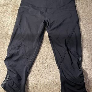 🍋🍋LULULEMON Black Ruched Cropped Leggings